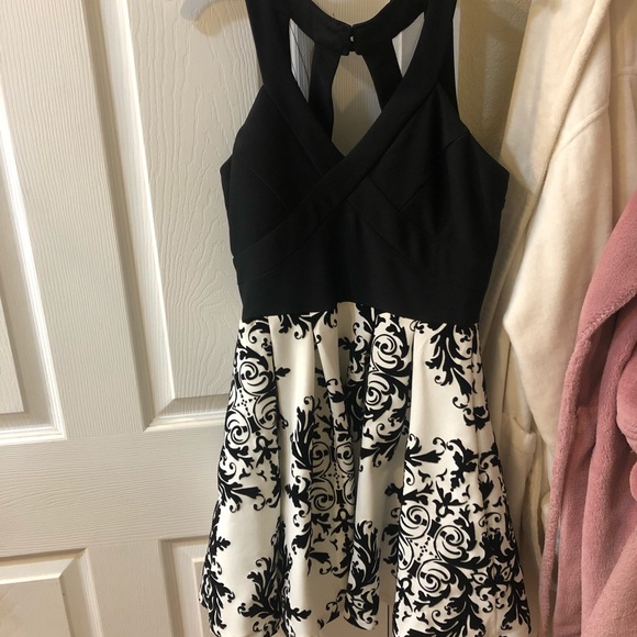 Black and white dress - Picture 2 of 3